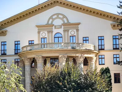 Корпус Центрального Военного Санатория в г. Кисловодске - фотография