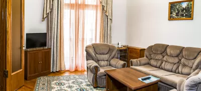 Двухместный двухкомнатный номер Люкс в Центральном Военном Санатории в г. Кисловодске - фотография