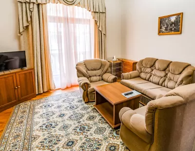 Двухместный двухкомнатный номер Люкс в Центральном Военном Санатории в г. Кисловодске - фотография